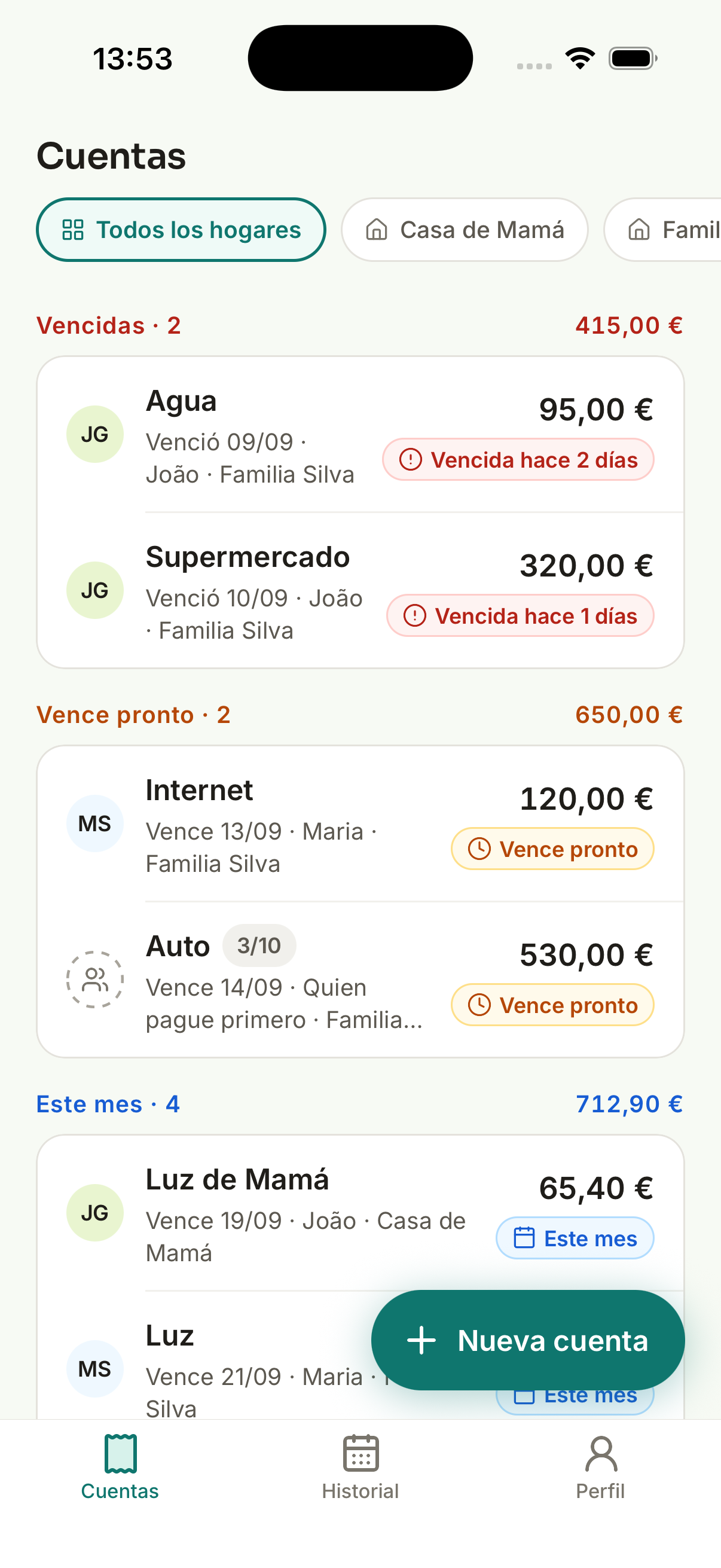 Pantalla de Bills42 mostrando las cuentas de la casa agrupadas por urgencia: atrasadas, vence pronto y este mes, con los totales de cada grupo.